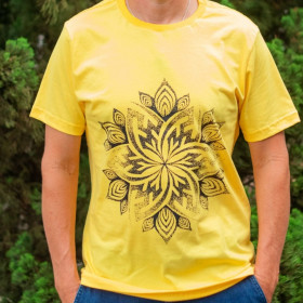 Camiseta Mandala Amarela